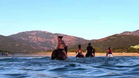 Gente-Montando-A-Caballo-En-Agua-De-Mar-En-Temporada-De-Verano