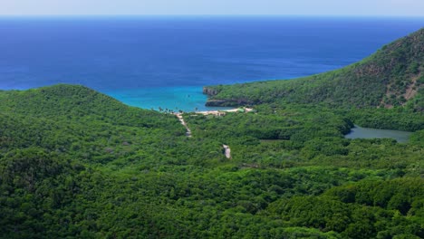 Drohne-Umkreist-Das-Landesinnere-Mit-Blick-Auf-Den-Strand-Von-Santa-Cruz-Auf-Der-Karibischen-Insel-Curaçao