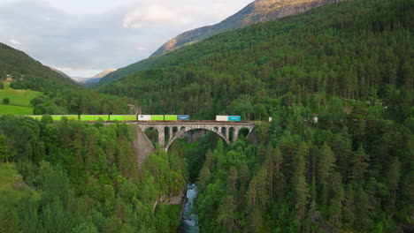 Locomotora-Que-Transporta-Mercancías-Sobre-El-Puente-Kylling-En-Noruega