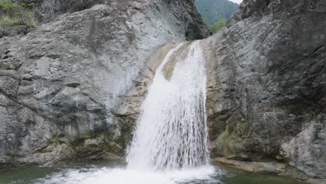 Luftaufnahme-Rückwärts-Weg-Vom-Wasserfall-Las-Yayitas,-Peravia,-Dominikanische-Republik