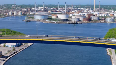 Puente-Reina-Juliana,-Willemstad-Curacao-Con-Refinería-De-Petróleo-En-Segundo-Plano.