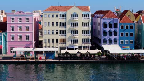 Coloridas-Fachadas-De-Edificios-Del-Distrito-Handelskade-Punda,-Willemstad-Curacao