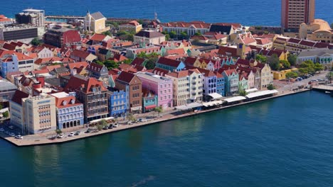 Luftaufnahme-Des-Bezirks-Handelkade-Punda-Willemstad-Curacao-Spiegelung-Auf-Dem-Wasser