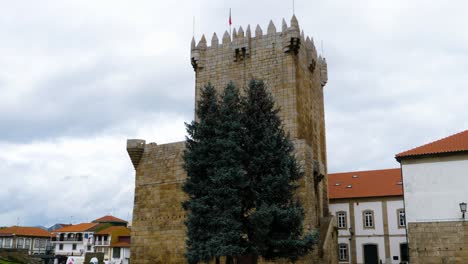 Hoher-Mittelalterlicher-Turm-Der-Burg-Chaves-Mit-Blick-Auf-Die-Stadt,-Portugal