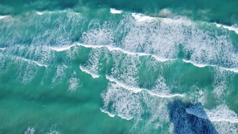 Aerial-of-beautiful-clear-blue-ocean-water-in-Cancun-Mexico,-tilting-up-drone-footage
