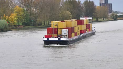 Das-Frachtschiff-Marla-Duo-Transportiert-Fracht-Entlang-Des-Flusses-Noord