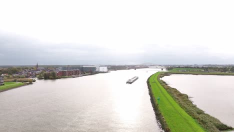Der-Normalerweise-Geschäftige-Fluss-Noord-Wird-Von-Einem-Isolierten-Frachtschiff-Befahren