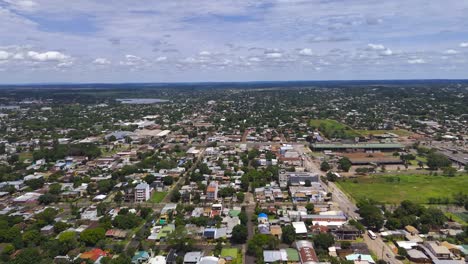 Aerial-forward-view-of-the-city-of-Posadas,-Misiones-in-Argentina