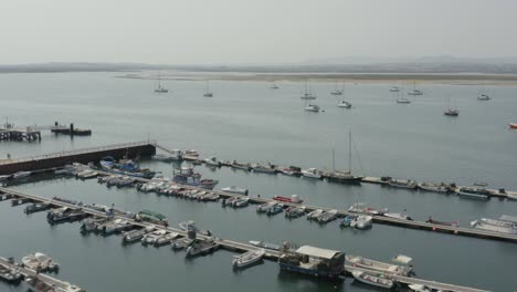 Barcos-Atracados-En-El-Puerto-Deportivo-De-La-Isla-De-Armona-En-Algarve,-Portugal.