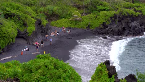 Blick-Auf-Den-Schwarzen-Sandstrand-Im-Waianapanapa-State-Park-Entlang-Der-Straße-Nach-Hana-Im-Osten-Von-Maui,-Hawaii,-Einem-Beliebten-Touristenziel-Entlang-Der-Straße-Nach-Hana