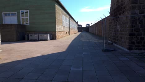 Mauthausen,-Alta-Austria---Una-Observación-Del-Exterior-Del-Campo-De-Concentración-De-Mauthausen---Drone-Volando-Hacia-Adelante