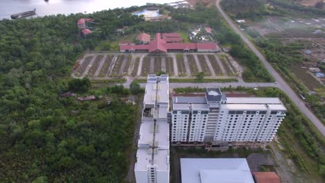 Este-Parque-Temático-Acuático-Abandonado-Estuvo-Abierto-Durante-Los-últimos-Cinco-Años-Y-Ahora-Es-Como-Un-Lugar-Embrujado,-Un-Edificio-Antiguo-Que-Nunca-Ha-Sido-Terminado-Por-Un-Desarrollador.