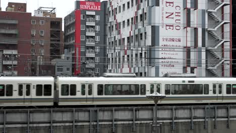 Der-Yamatoji-Schnellzug-Fährt-Am-Shinsekai-Viertel-In-Osaka-Vorbei