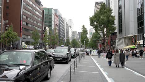 Reihe-Schwarzer-Japanischer-Taxis-Entlang-Der-Midosuji-Avenue-In-Osaka