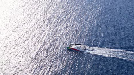El-Seguimiento-De-Arriba-Hacia-Abajo-Con-Drones-Sigue-A-Un-Catamarán-Mar-Adentro-En-La-Costa-Caribeña-De-Westpunt,-Curacao