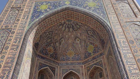 4K-Orbiting-Shot-of-Tilla-Kari-Madrasa's-Opulent-Mosaic-Portal-in-Registan-Square,-Samarkand