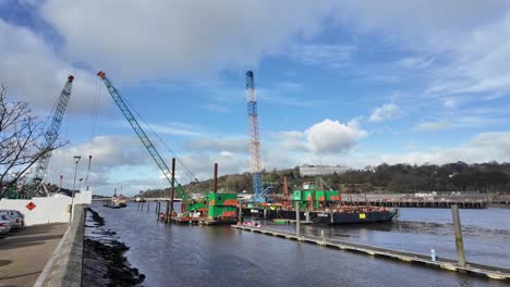 La-Construcción-De-Un-Nuevo-Puente-Sobre-El-Río-Suir-En-Los-Muelles-De-La-Ciudad-De-Waterford,-Irlanda,-En-Una-Clara-Mañana-De-Invierno