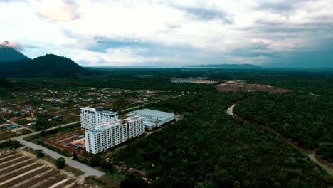 Este-Parque-Temático-Acuático-Abandonado-Estuvo-Abierto-Durante-Los-últimos-Cinco-Años-Y-Ahora-Es-Como-Un-Lugar-Embrujado,-Un-Edificio-Antiguo-Que-Nunca-Ha-Sido-Terminado-Por-Un-Desarrollador.