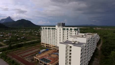 Este-Parque-Temático-Acuático-Abandonado-Estuvo-Abierto-Durante-Los-últimos-Cinco-Años-Y-Ahora-Es-Como-Un-Lugar-Embrujado,-Un-Edificio-Antiguo-Que-Nunca-Ha-Sido-Terminado-Por-Un-Desarrollador.