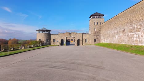 Mauthausen,-Alta-Austria---Vista-Exterior-De-La-Entrada-Principal-Del-Campo-De-Concentración-De-Mauthausen---Drone-Volando-Hacia-Adelante