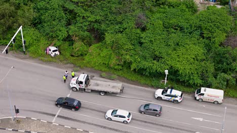 órbita-Aérea-Alrededor-De-Agentes-De-Policía-Oficiales-Que-Investigan-El-Lugar-Del-Accidente-Automovilístico