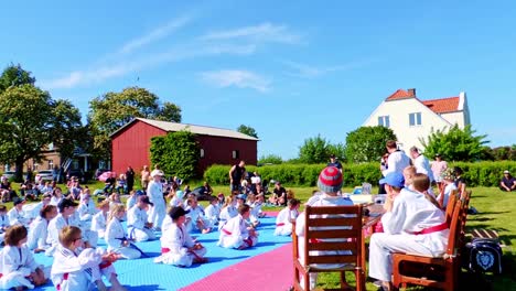 Taekwondo-Schüler-Erhalten-Nach-Erfolgreicher-Prüfung-Neue-Gürtel