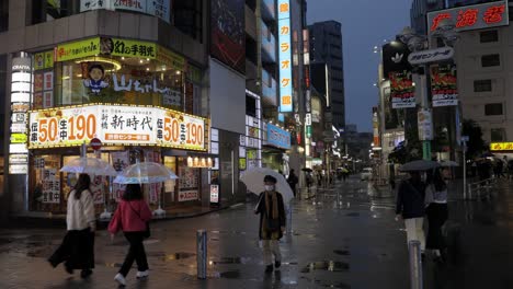 Concurrida-Calle-Comercial-Shibuya-Inokashira-Por-La-Noche,-Tokio,-Japón