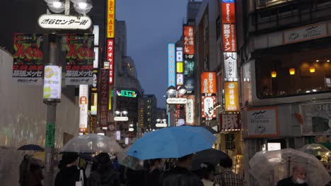 Pan-Desde-Cartelera-Hasta-La-Concurrida-Calle-Gai-Del-Centro-De-Shibuya-Por-La-Noche,-Tokio,-Japón