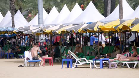 Local-and-foreign-tourists-lazing-and-strolling-around-in-Pattaya-Beach,-in-Chonburi-province-in-Thailand