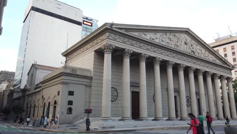 Katholische-Kirche-Der-Metropolitankathedrale-Von-Buenos-Aires-In-Buenos-Aires,-Argentinien-Mit-Menschen,-Die-Vorbeigehen