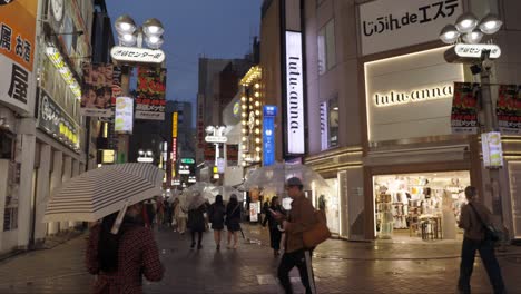 Concurrida-Calle-Gai-Del-Centro-De-Shibuya-Por-La-Noche,-Tokio,-Japón