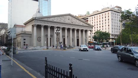 Hito-Histórico-En-La-Ciudad-De-Buenos-Aires,-Argentina,-Calles-De-La-Catedral-Metropolitana-Y-Autobuses-Que-Circulan-Por-El-Centro