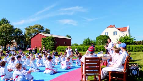 Junge-Taekwondo-Schüler-überreichen-Während-Der-Zeremonie-Neue-Taekwondo-Gürtel