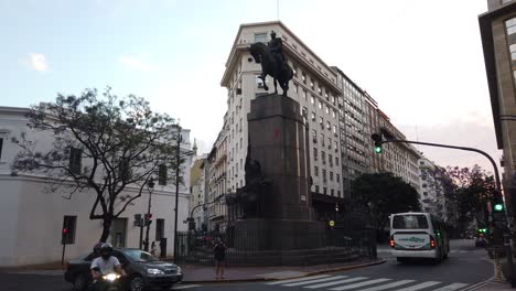 Straßenverkehr-Bus-Taxi-Autos-Menschen-Gehen-San-Telmo-Buenos-Aires-Stadt-Argentinien-Skyline-Im-Frühling