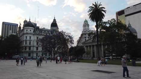 Panoramaporträt-Der-Stadt-Buenos-Aires-Plaza-De-Mayo-Menschen-Gehen-Auf-Dem-Berühmten-Platz-Argentiniens-Spazieren