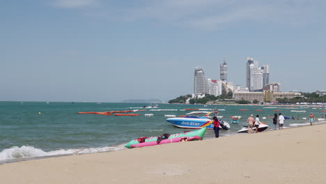 Turistas-Locales-Y-Extranjeros-Pasean,-Toman-Fotografías-Y-Practican-Jet-Ski-En-La-Playa-De-Pattaya,-En-La-Provincia-De-Chonburi-En-Tailandia.