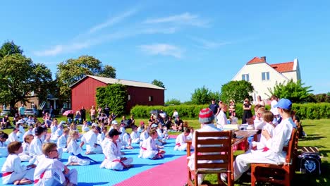 Taekwondo-Schüler-Erhalten-Nach-Erfolgreicher-Prüfung-Neue-Gürtel