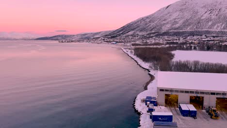 Zeit-Zum-Entspannen-In-Tromsø,-Bedeckt-Mit-Schnee-Am-Meeresufer-Mit-Bergen-Im-Hintergrund