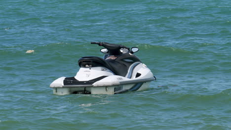 Der-Am-Strand-Von-Pattaya-Vor-Anker-Liegende-Jetski-Schaukelt-Mit-Den-Wellen-In-Der-Provinz-Chonburi,-Thailand