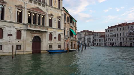 Blick-Auf-Den-Kanal,-Der-Durch-Die-Historische-Stadt-Venedig-Fließt