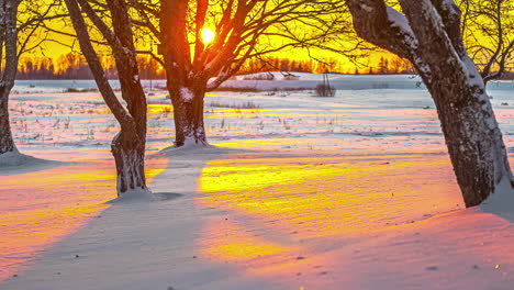 Eine-Zeitrafferaufnahme-Des-Sonnenuntergangs,-Der-Im-Klaren-Weißen-Schnee-Die-Goldene-Stunde-Feiert