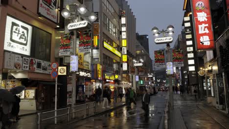 Concurrida-Calle-Comercial-Shibuya-Inokashira-Por-La-Noche,-Tokio,-Japón
