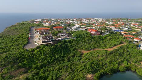 Drone-ascends-to-showcase-stunning-Caribbean-cliffside-neighborhood-of-Vista-Royal,-Curacao
