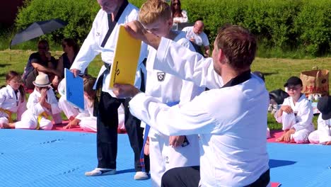 Taekwondo-Schüler-Versucht,-Im-Rahmen-Der-Taekwondo-Gürtelprüfung-Einen-Neuen-Gürtel-Zu-Nehmen