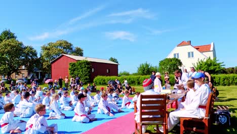 Los-Instructores-De-Taekwondo-Cinturón-Negro-Están-Entregando-Nuevos-Cinturones-A-Los-Estudiantes-De-Taekwondo