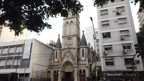 Calles-De-La-Ciudad-De-Buenos-Aires-Argentina-Inmaculada-Virgen-De-Lourdes-Iglesia-Cielo-En-Primavera,-Avenida-Rivadavia,-Barrio-Papa-Francisco