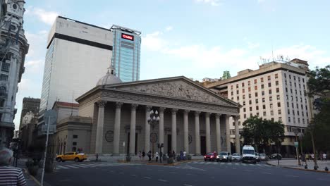 Straßen-Panoramablick-Auf-Die-Stadt-Buenos-Aires,-Die-Argentinische-Metropolkathedrale,-Den-Himmel-Auf-Der-Plaza-De-Mayo
