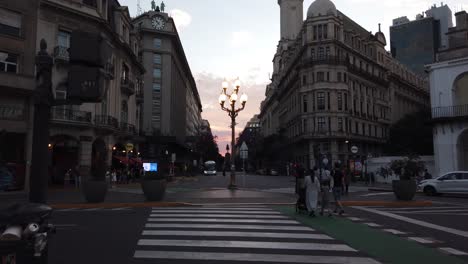 Puesta-De-Sol-En-Las-Calles-De-La-Ciudad-De-Buenos-Aires-La-Gente-Camina-En-El-Centro-De-Calles-Antiguas-Cielo-Con-Colores-Degradados-Argentina