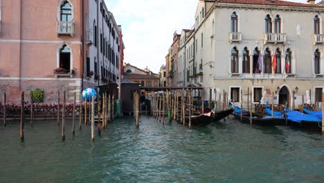 Seitliche-Aufnahme-Von-Touristengondeln,-Die-Am-Ende-Des-Tages-In-Venedig,-Italien,-Angedockt-Sind