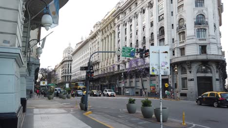 Menschen-Gehen-Im-Microcentro-Buenos-Aires-Durch-Die-Straßen-Der-Innenstadt-Von-Kolonialgebäuden-In-Argentinien